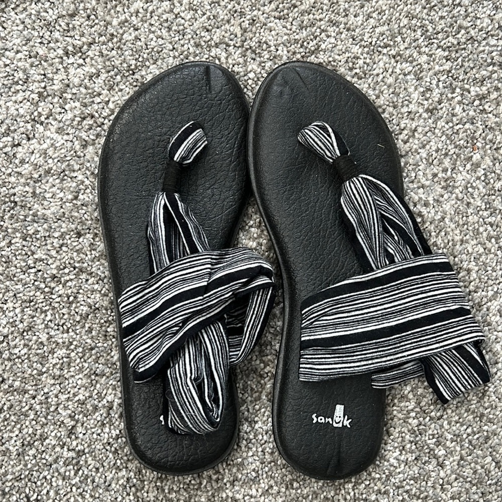 Sanuk flip flops, yoga map bottoms, size 8.5